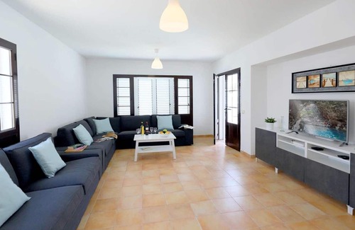 Matagorda Villa | Sea views, pool table, WiFi & Aircon
