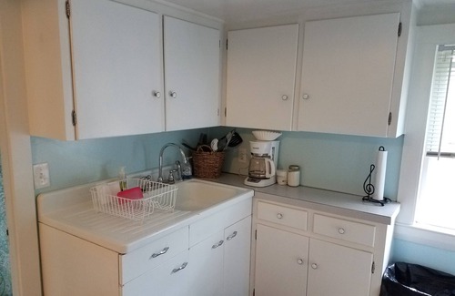 Old Orchard Beach Apartment | Seabreeze 2nd Flr Apartment, 7-10 min walk to 7 ml beach, sleeps 4 pet friendly
