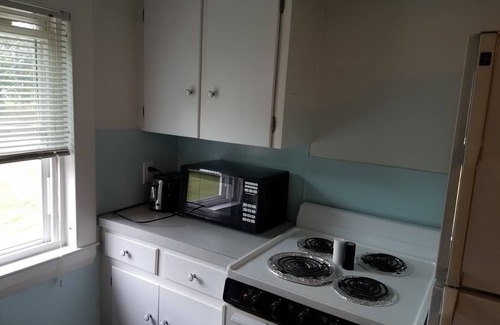 Old Orchard Beach Apartment | Seabreeze 2nd Flr Apartment, 7-10 min walk to 7 ml beach, sleeps 4 pet friendly