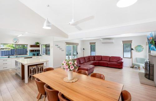 Rainbow Beach House | Seabreeze Escape - Rainbow Beach. Pool. Wifi. Aircon