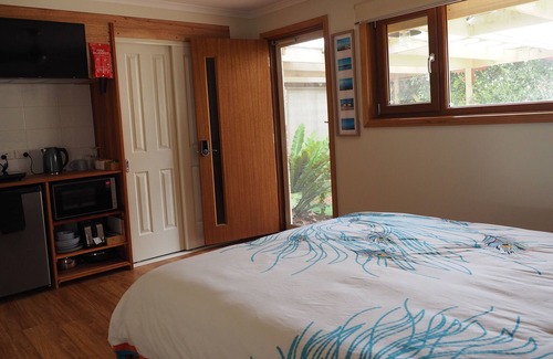 Indented Head Bed & Breakfast | Seabreeze Gardens - nearby Wineries and Golf Course 🍷⛳