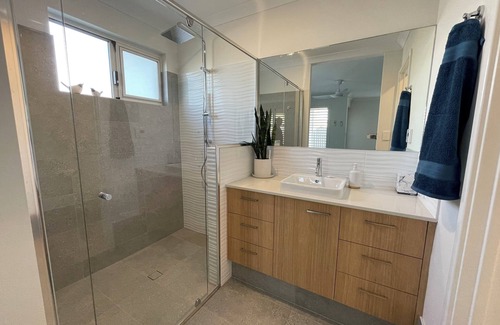 Eglinton Bed & Breakfast | Seabreeze on Allara - A cosy private room in Eglinton with breakfast provided