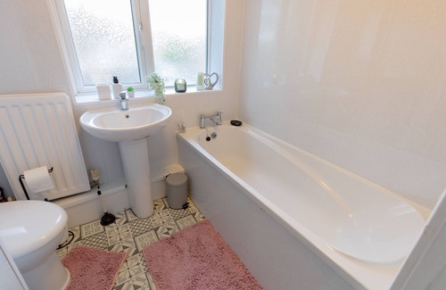 Thornaby On Tees House | Seabright stays- Free WiFi, Free Parking, 5 mins to Golf Club, Family & Contract