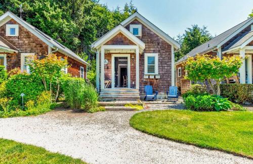 Seabrook House | Seabrook 2 Bedroom cottage with hot tub, pets OK