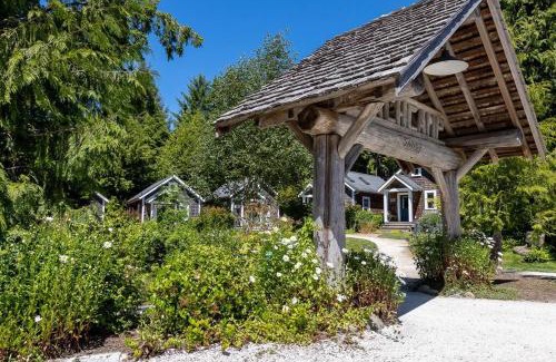 Seabrook House | Seabrook 2 Bedroom cottage with hot tub, pets OK