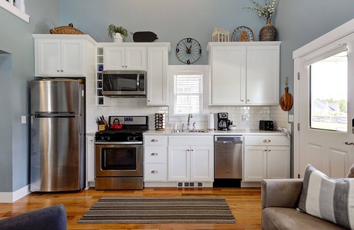 Seabrook House | Seabrook's Appleseed: Dog Friendly. Hot Tub!