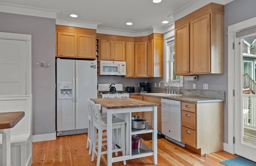 Seabrook House | Seabrook's Beach Therapy: Dog Friendly, Hot Tub!