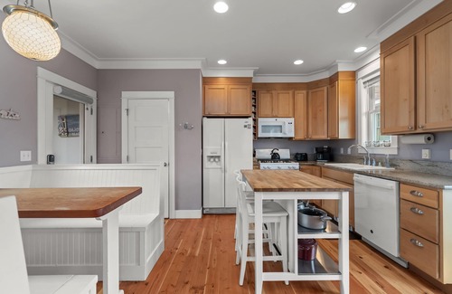 Seabrook House | Seabrook's Beach Therapy: Dog Friendly, Hot Tub!