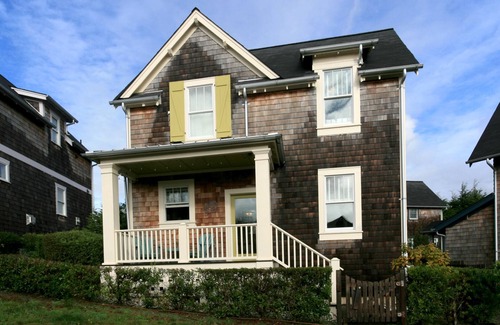 Seabrook House | Seabrook's Big Fish: Dog Friendly, Hot Tub!