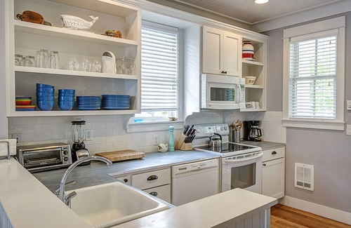 Seabrook House | Seabrook's Captain Morgan's: Dog Friendly!