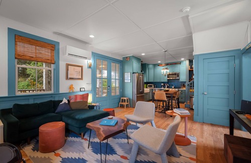 Seabrook House | Seabrook's Cedarbrook Cottage: Hot Tub & Dog Friendly!