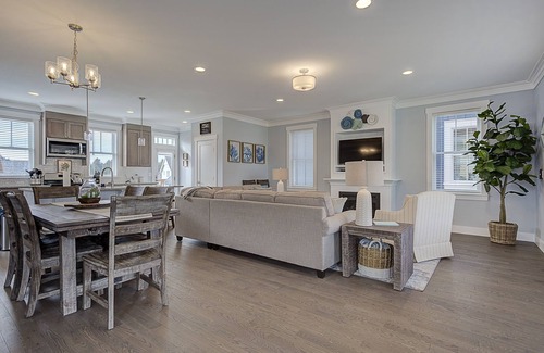 Seabrook House | Seabrook's Home Away From Home, enjoy peek-a-boo oceanviews!