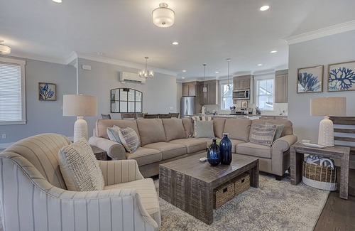 Seabrook House | Seabrook's Home Away From Home, enjoy peek-a-boo oceanviews!