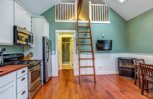 Seabrook House | Seabrook's The Evergreen Cabin: Dog Friendly