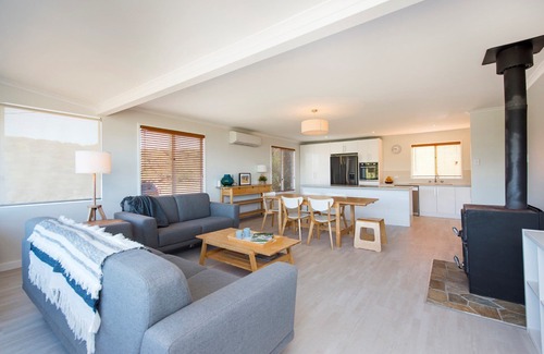 Guilderton House | Seaclusion Cottage - Modern renovated beach house