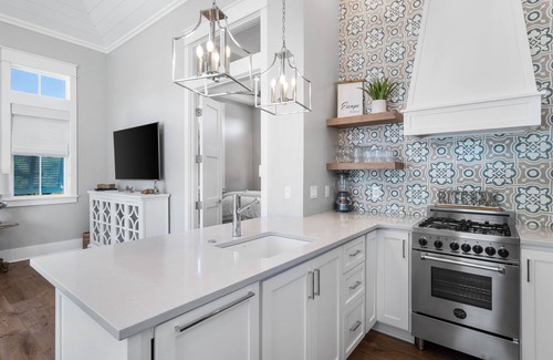 Seacrest House | Seacrest West cozy couples’ retreat—3-min to beach, outdoor fireplace, & 2 bikes