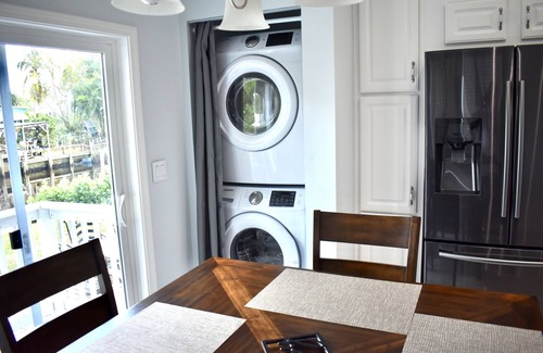 Stuart House | SEADREAM WITH LITE BREAKFAST, HOT TUBE, AND CANAL VIEW