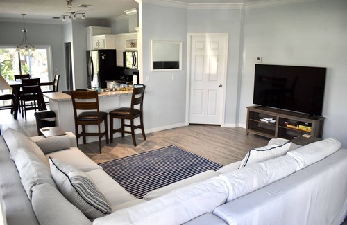 Stuart House | SEADREAM WITH LITE BREAKFAST, HOT TUBE, AND CANAL VIEW