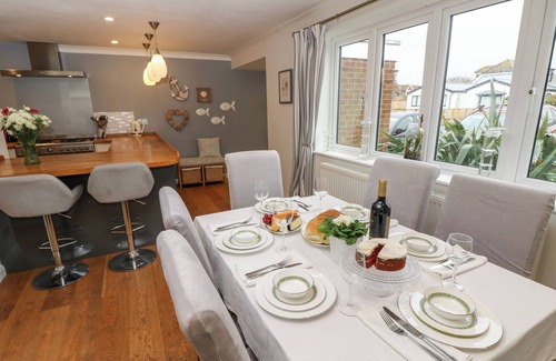 Selsey House | SEAFARER'S REST, pet friendly, country holiday cottage in Selsey