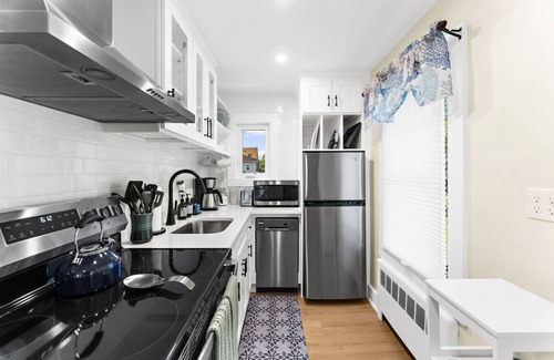 Stonington Apartment | Seafarer’s Stay – Nautically Themed 3BR Historic Flat in Stonington Borough