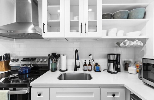 Stonington Apartment | Seafarer’s Stay – Nautically Themed 3BR Historic Flat in Stonington Borough