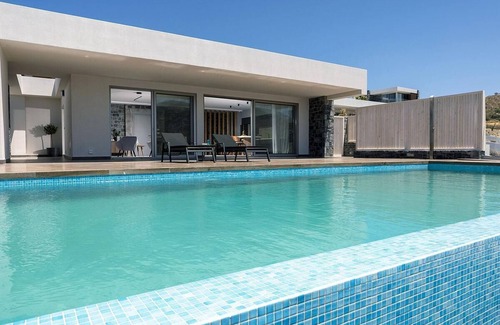 Agia Pelagia Villa | Seafront 4 bedroom villa with access to a beach