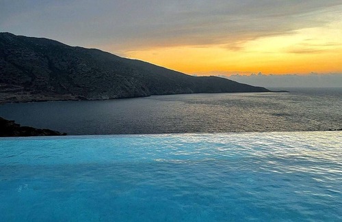 Agia Pelagia Villa | Seafront 4 bedroom villa with access to a beach