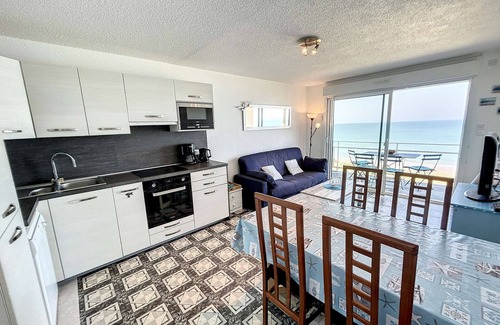 Jullouville Apartment | Seafront apartment with balcony and private parking