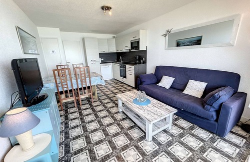 Jullouville Apartment | Seafront apartment with balcony and private parking