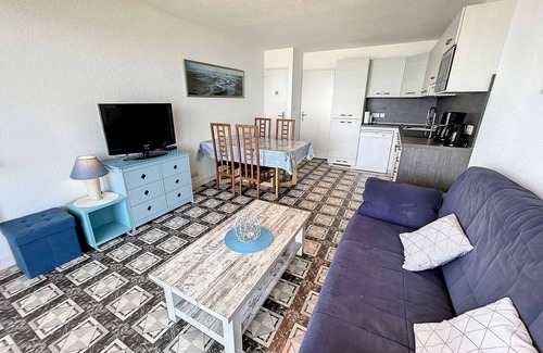 Jullouville Apartment | Seafront apartment with balcony and private parking