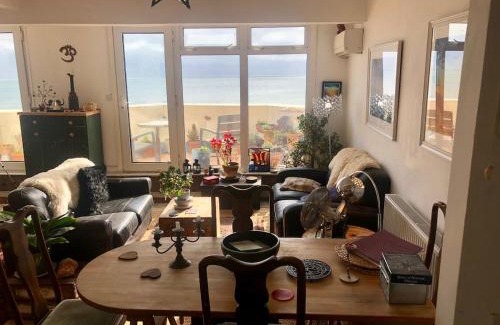 St Leonards-On-Sea Apartment | Seafront balcony, lovely spacious relaxing flat