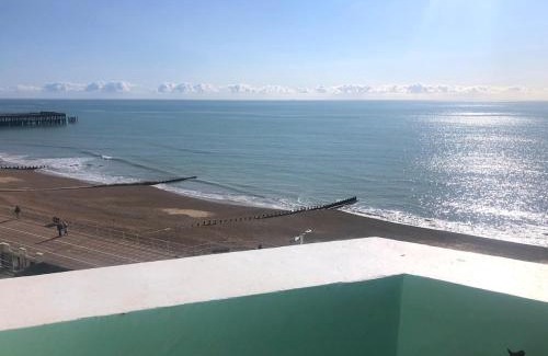 St Leonards-On-Sea Apartment | Seafront balcony, lovely spacious relaxing flat