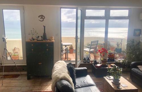 St Leonards-On-Sea Apartment | Seafront balcony, lovely spacious relaxing flat