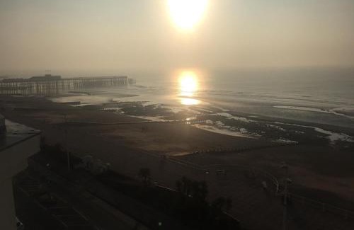 St Leonards-On-Sea Apartment | Seafront balcony, lovely spacious relaxing flat