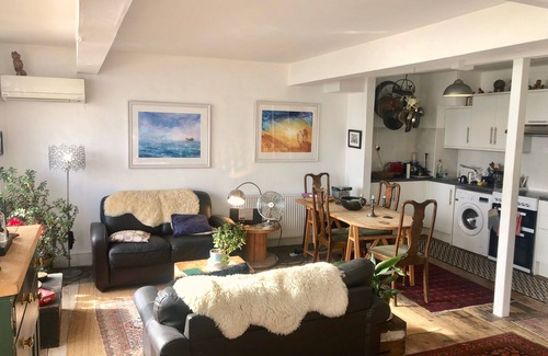 St Leonards-On-Sea Apartment | Seafront, direct ocean view, beautiful balcony, spacious flat