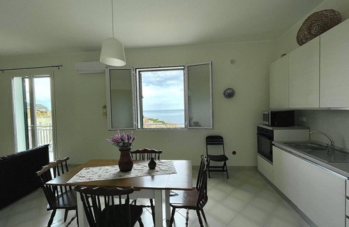 Porticello Apartment | Seafront house Le Finestre Sul Mare with balcony
