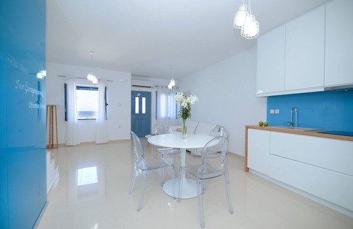 Mochlos House | Seafront house with Jacuzzi, 20 meters to the Beach and Restaurants in Mochlos