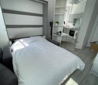 South Hayling Apartment | Seafront Studio Snug by the Sea - Sea Views
