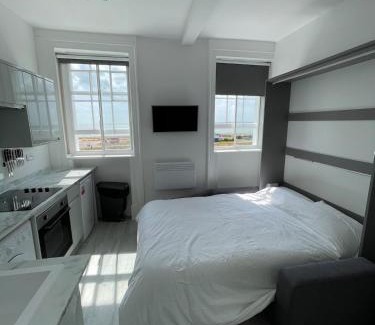 South Hayling Apartment | Seafront Studio Snug by the Sea - Sea Views