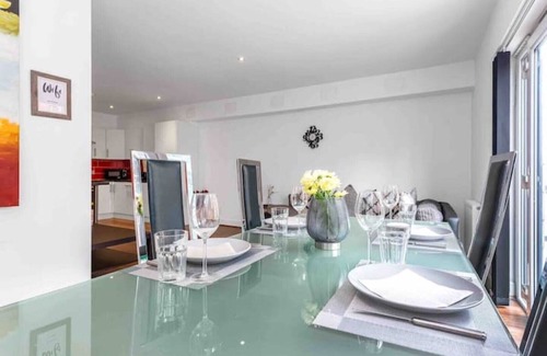 Dundee Apartment | Seagate Heights. Large, stylish, city centre flat.