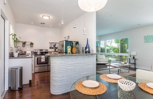 East Fort Lauderdale Apartment | Seagrape Villa Bella #1, Premier hosted Tropical Paradise