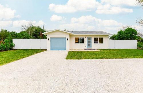 Central Naples House | Seahorse Cottage - Pool Home