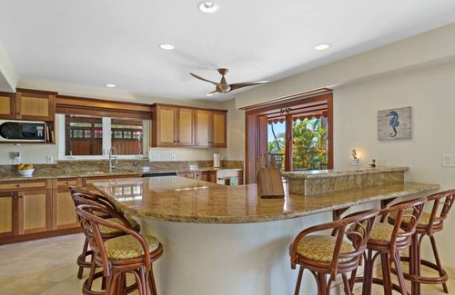 Kahaluu Bay Apartment | Seahorse Luxury Suite at Seaspray Ocean View