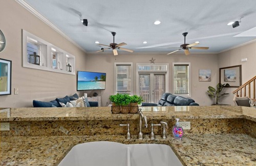 Crescent Beach House | SeaRenity Shores: Snowbirds Welcome, Dogs OK, CommPool, FREE Pie 4 Nov Stays!