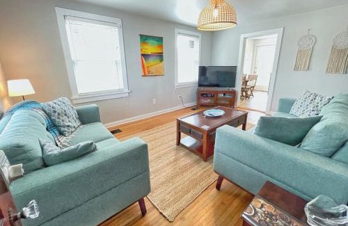 Jacksonville Beach Apartment | Seas the Day - 4 blocks to the beach, restaurant, and bar district - great deck and outdoor space!!