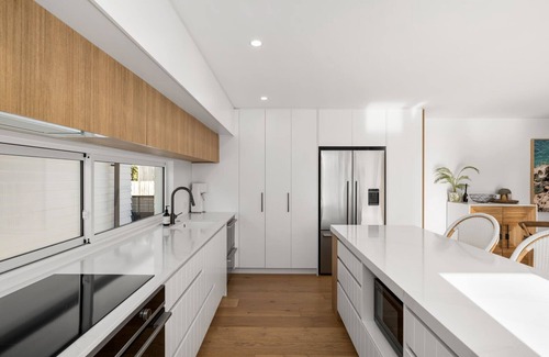 Mount Maunganui House | Seas the Day with the comforts of home & spa