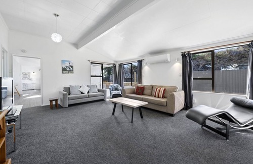 Waitarere Beach House | Seashell Cottage - Waitārere Beach Holiday Home