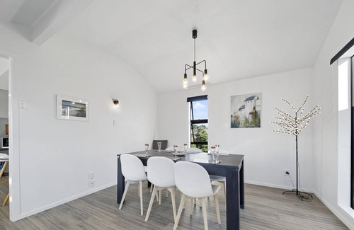 Waitarere Beach House | Seashell Cottage - Waitārere Beach Holiday Home