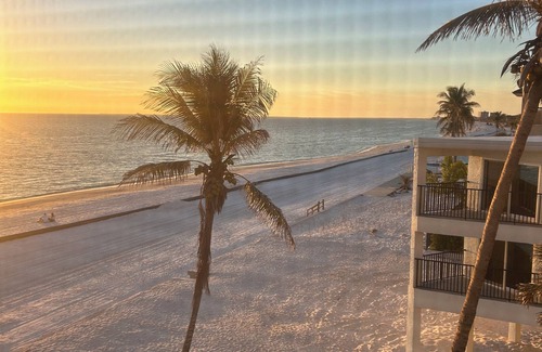 Fort Myers Beach Condo | Seaside 2 bed and 2 bath direct beachfront across from Publix and restaurants
