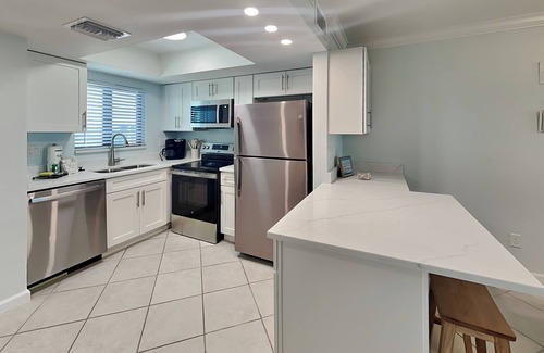 Mid Island Condo | Seaside 305 | Renovated Beachfront Retreat with Stunning Views & Beach Access!